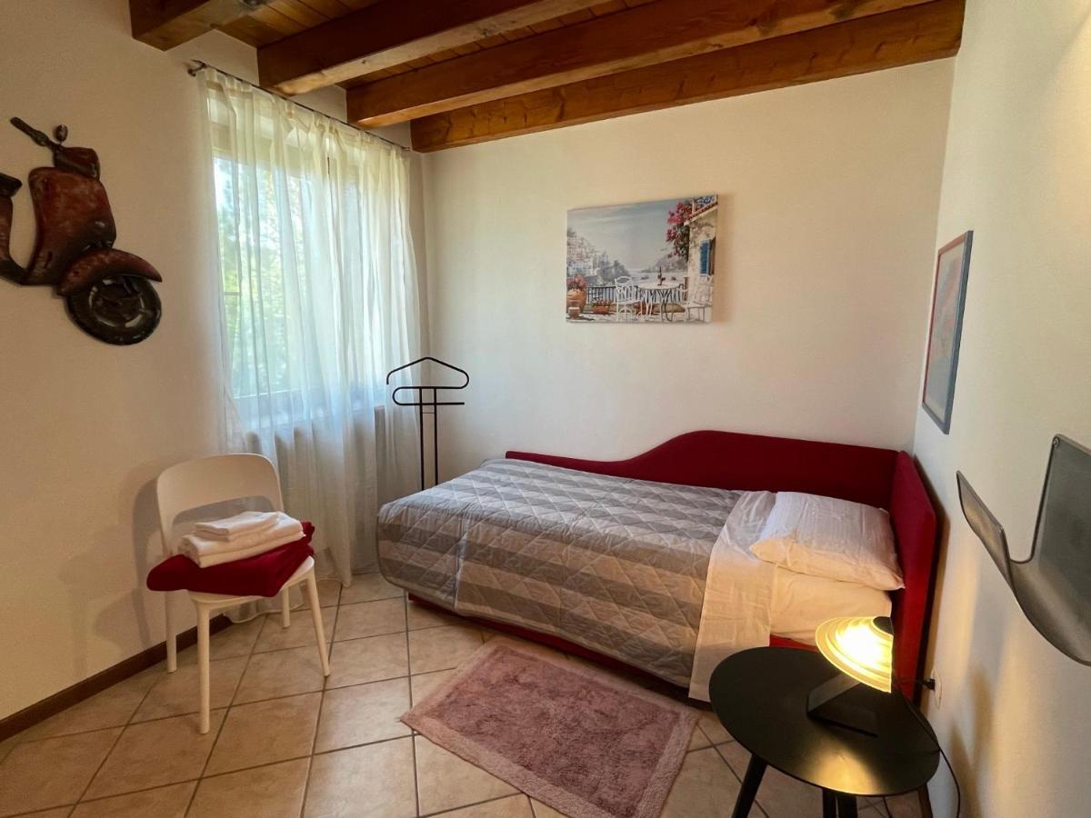Casa Loredana - Graziosa Casa Vacanze Sul Lago Di Garda Apartment Cavalcaselle Luaran gambar